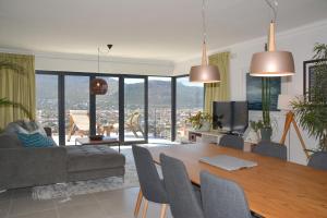 una sala de estar con una mesa y un sofá en Luxury Modern House Western Cape Fish Hoek, en Ciudad del Cabo
