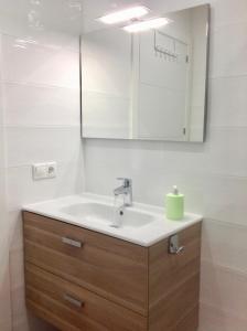 La salle de bains est pourvue d'un lavabo et d'un miroir. dans l'établissement Apartamento Don Miguel Playa, à Fuengirola