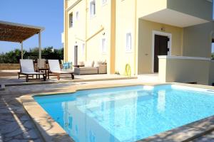 una piscina frente a una casa en VILLA KONSTANTINOS, en Aegina Town
