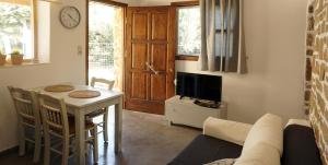 A seating area at Studio Panagiota - Oasis holiday houses