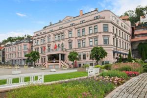 un gran edificio blanco con flores delante en Thon Hotel Høyers, en Skien