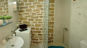 A bathroom at Studio Panagiota - Oasis holiday houses Még 30 kép