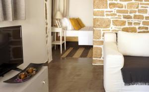 A television and/or entertainment centre at Studio Panagiota - Oasis holiday houses