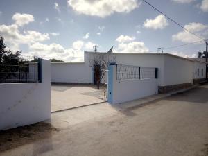 un bâtiment blanc avec une porte devant dans l'établissement O Nosso Lar, à Lagos