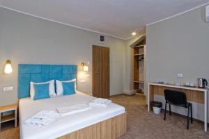Postel nebo postele na pokoji v ubytování Hotel Bordeaux