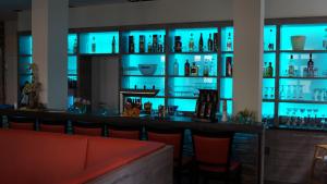 un bar en un restaurante con luces azules en Hotel Goldener Löwe en Waldheim
