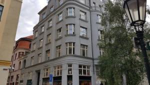 un edificio bianco con un lampione davanti di PragueOne Apartment,A/C,Terrace a Praga