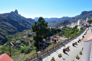 a view of a town with mountains in the background at Apartamentos el Motor Tejeda in Tejeda