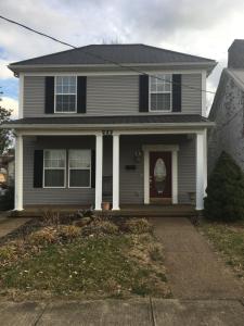 LebanonDowntown abode in the heart of the Bourbon Trail的一座黑屋顶和红色门的房子