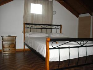 Kostas--Sarantis في Lakíthra: سرير في غرفة مع نافذة وسرير سيد