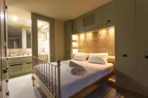 雅典的住宿－Plaka360 Apartments，一间卧室配有一张床,浴室设有水槽