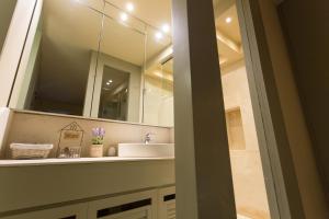雅典的住宿－Plaka360 Apartments，一间带水槽和镜子的浴室