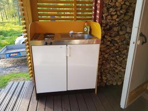 a kitchen with a sink in a tiny house at Salen Saunamökki in Ranua