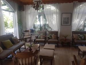 Posezení v ubytování Karis Hotel