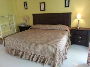 Rúm í herbergi á Negril Beach Club Condos +12 myndir