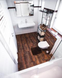 an overhead view of a bathroom with a toilet and sink at Peter's in Koppl