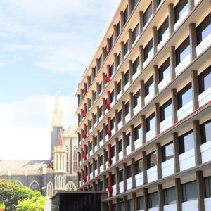 un edificio alto con ventanas laterales en Hotel Heritage formerly known as Comfort Inn Heritage, en Bombay