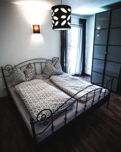 ein Bett in einem Schlafzimmer mit einem Kronleuchter in der Unterkunft Peter's in Koppl
