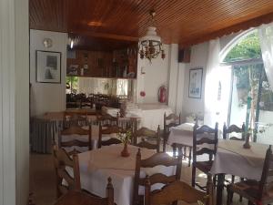 Un restaurant sau alt loc unde se poate mânca la Karis Hotel