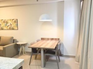 a dining room with a table and a couch at Prime Park Veredas in Rio Quente