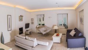 een woonkamer met twee banken en een tv bij President Boutique Apartment II in Brno