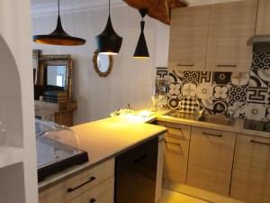 eine Küche mit einer Spüle und einer Arbeitsplatte in der Unterkunft Le Clos Marceau in Bédoin