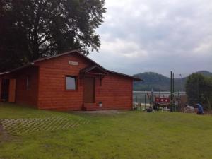 una piccola cabina in legno in un prato di Chata Tereza a Hamr na Jezeře