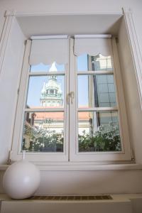 een raam met uitzicht op een gebouw bij President Boutique Apartment II in Brno