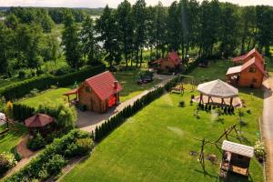 una vista aérea de una casa modelo y un parque infantil en Domki u Jacka en Wilkasy