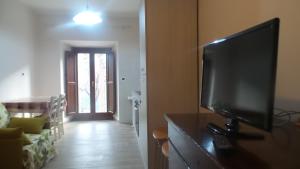 Fontecchio的住宿－Casa Furore，客厅配有梳妆台上的平面电视