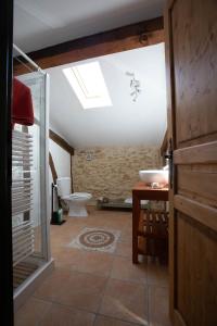 Esparron的住宿－Domaine De La Liberte，一间带卫生间和水槽的浴室