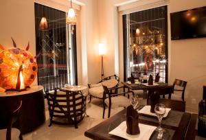 a restaurant with tables and chairs and a window at Plaza Gallery Hotel Boutique in San Cristóbal de Las Casas