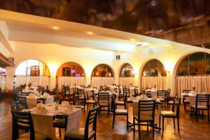 une salle à manger avec des tables et des chaises dans un bâtiment dans l'établissement DM Hoteles Ayacucho, à Ayacucho