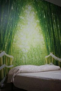 una camera da letto con un murale di una foresta di bambù di LA CASA DELL'ORSO a Ciampino