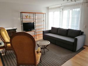 a living room with a couch and a tv at a casa in Thalheim