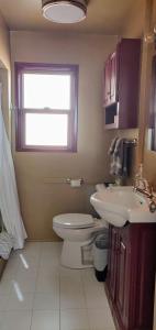 Ein Badezimmer in der Unterkunft Joshua Tree Bugalow - Downtown