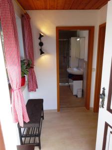 łazienka z czerwonymi zasłonami na ścianie w obiekcie Ferienwohnung Pickert w mieście Bad Endorf