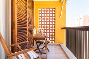 comedor con mesa, sillas y ventana en HomeForGuest BEACH APT WITH SEA VIEW & POOL, 50 STEPS TO THE SEA, en Playa Fañabe