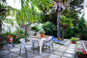 un patio con tavolo, sedie e piante di Casa Campli a Ortona