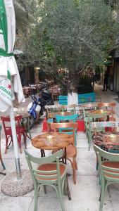 Reštaurácia alebo iné gastronomické zariadenie v ubytovaní Kanigos 3 BR VIEW Center of Athens