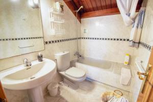 Bilik mandi di Apartamentos Rurales el Ferreirón +53 gambar