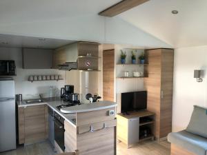 Köök või kööginurk majutusasutuses Mobil Home 4* Lac des Rêves