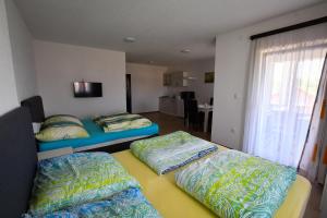 a room with two beds in a room with a window at Vulsa Apartmani in Kladovo