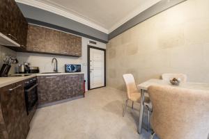 een keuken met een tafel en stoelen in een kamer bij Sofia Industrial Life Apartment in Sofia
