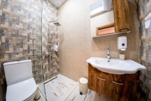 een badkamer met een wastafel en een douche bij Sofia Industrial Life Apartment in Sofia +17 foto's