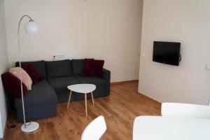 a living room with a couch and a table at Stuudio 17 in Kuressaare