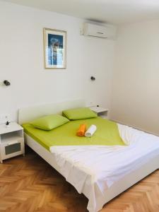 Apartments Lucic tesisinde bir odada yatak veya yataklar