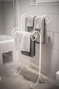 a towel rack with towels on it in a bathroom at Apartman Magnolia in Ivanić-Grad
