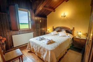 Katil atau katil-katil dalam bilik di Apartamentos Rurales el Ferreirón