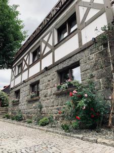 um edifício de tijolos com janelas e flores em Willa Karkonoska em Karpacz